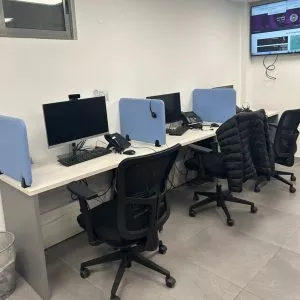 מחיצה קלה מעל שולחן בכול הגוונים לבחירה