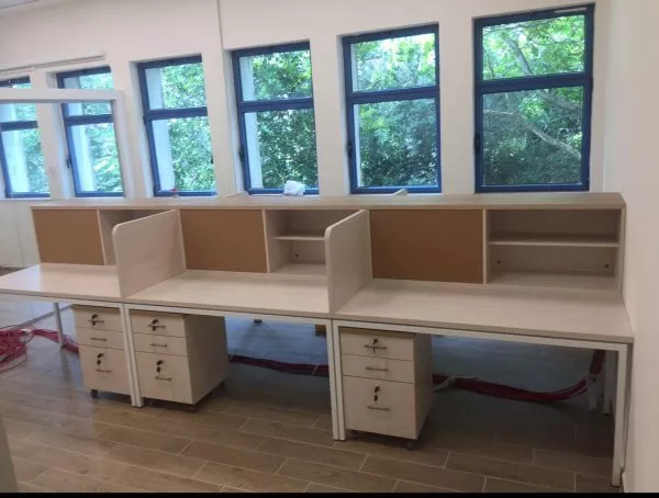 מחיצה מעץ מעל שולחן